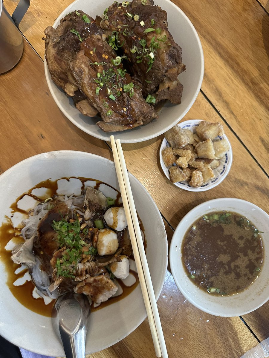 MindzMa's tweet photo. ร้านอร่อยภูเก็ตที่ไปซ้ำแล้วซ้ำอีก😋

ก๋วยเตี๋ยวแห้ง กระดูกหมู กากหมูเจียว
#ก๋วยเตี๋ยวเรือสี่พระยา

เต้าทึงน้ำลำไย 
#น้ำเต้าหู้จี้มน https://t.co/ljFbFcE0F2