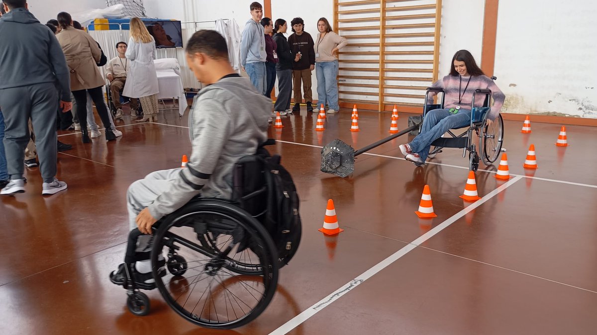 En <a href="/IESChN/">IES Chaves Nogales</a> los jóvenes han participado en las estaciones formativas, preguntando, analizando y reflexionando sobre cómo una mala decisión al volante puede cambiar una vida #ConduceTuFuturo <a href="/SaludConsumoSe/">Delegación de Salud y Consumo en Sevilla</a> #SaludPúblicaAndalucía #IAVANTEsimulación