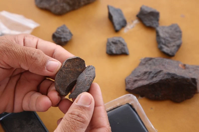 MarioNawfal's tweet photo. 🇲🇦 MOROCCO’S METEORITE MADNESS: SPACE ROCKS ARE THE NEW GOLD RUSH

Forget oil, forget gold, in Morocco, the real hustle is meteorites.

When a fireball crashes into the Moroccan desert, it suddenly turns into Mad Max with magnets, hundreds of locals, traders, and shepherds sprinting into the dunes chasing chunks of Mars and the Moon.

Why? Because one tiny piece can sell for more than your rent. A gram of Martian rock goes for $1,000, yes, per gram. Lunar stuff? $100 a gram. Eat your heart out, crypto bros.

Morocco’s laws are basically: finders keepers (as long as you register it). Meanwhile, other countries are still debating if rocks are real.

While fossil shop owners and desert hustlers strike gold, some unlucky hunters are still chasing tips from shepherds and hoping their magnet starts buzzing.

Meteorites: now officially more stable than your 401(k).

Source: Bloomberg