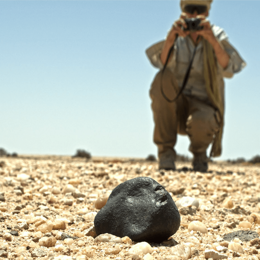 MarioNawfal's tweet photo. 🇲🇦 MOROCCO’S METEORITE MADNESS: SPACE ROCKS ARE THE NEW GOLD RUSH

Forget oil, forget gold, in Morocco, the real hustle is meteorites.

When a fireball crashes into the Moroccan desert, it suddenly turns into Mad Max with magnets, hundreds of locals, traders, and shepherds sprinting into the dunes chasing chunks of Mars and the Moon.

Why? Because one tiny piece can sell for more than your rent. A gram of Martian rock goes for $1,000, yes, per gram. Lunar stuff? $100 a gram. Eat your heart out, crypto bros.

Morocco’s laws are basically: finders keepers (as long as you register it). Meanwhile, other countries are still debating if rocks are real.

While fossil shop owners and desert hustlers strike gold, some unlucky hunters are still chasing tips from shepherds and hoping their magnet starts buzzing.

Meteorites: now officially more stable than your 401(k).

Source: Bloomberg