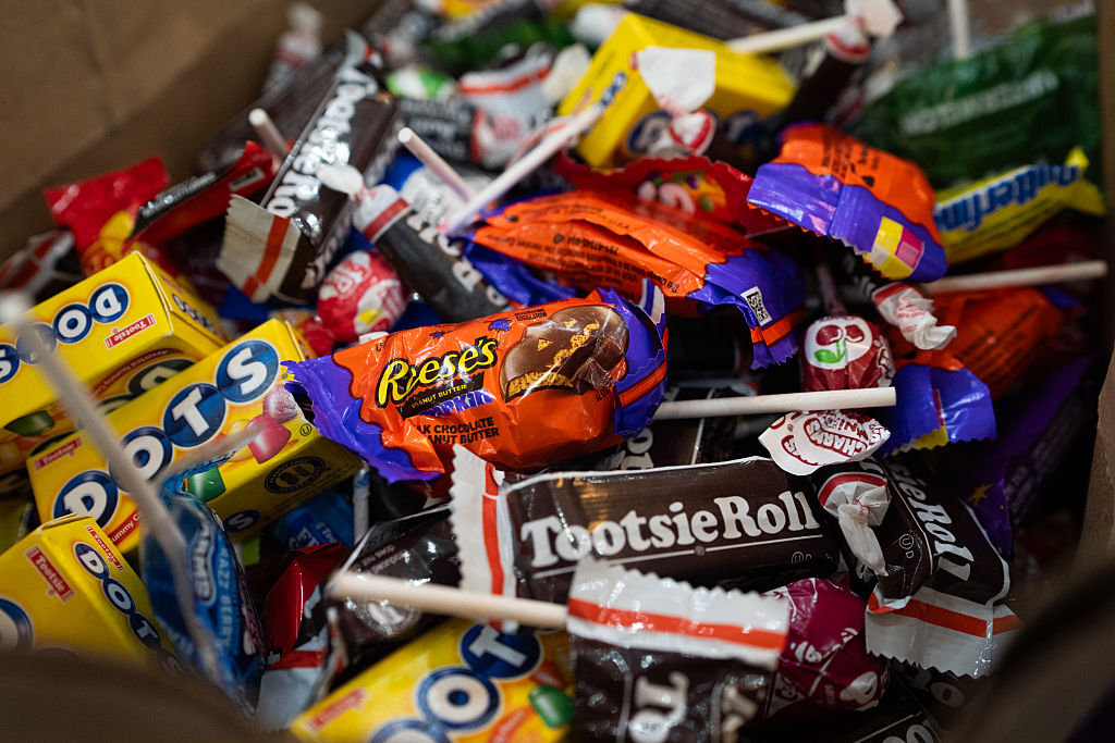Euractiv's tweet photo. EXCLUSIVE: EU wants to tax unhealthy food, alcopops under draft heart health plan https://t.co/CTt7tHF4HK https://t.co/wRDwpIetEr