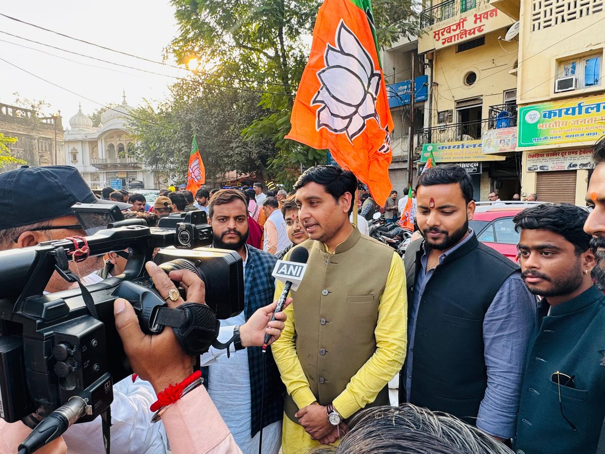 prateektmp's tweet image. बिहार विधानसभा चुनाव में भारतीय जनता पार्टी NDA की ऐतिहासिक विजय के अवसर पर आज मुख़र्जी भवन,भाजपा कार्यालय पर सभी कार्यकर्ताओं ने विजय उत्सव मनाकर मिष्ठान वितरण किया 

📍ग्वालियर 
@narendramodi @AmitShah @dpradhanbjp @shivprakashbjp @HitanandSharma @blsanthosh