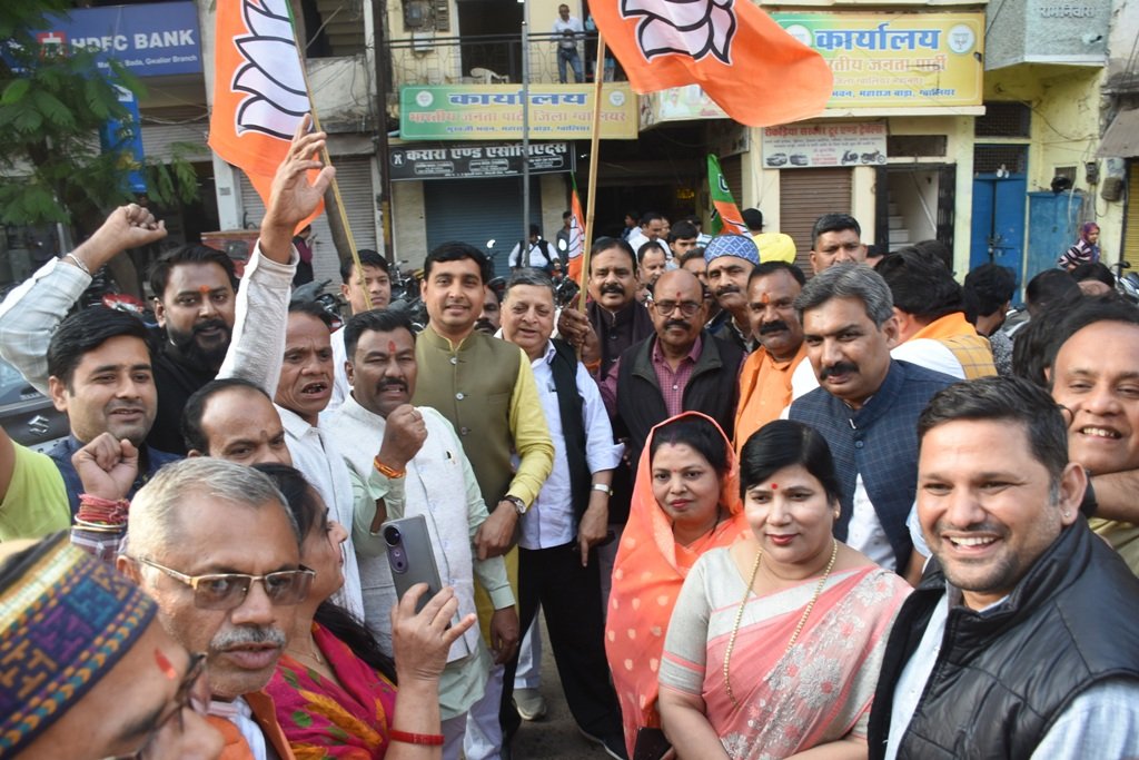 prateektmp's tweet image. बिहार विधानसभा चुनाव में भारतीय जनता पार्टी NDA की ऐतिहासिक विजय के अवसर पर आज मुख़र्जी भवन,भाजपा कार्यालय पर सभी कार्यकर्ताओं ने विजय उत्सव मनाकर मिष्ठान वितरण किया 

📍ग्वालियर 
@narendramodi @AmitShah @dpradhanbjp @shivprakashbjp @HitanandSharma @blsanthosh