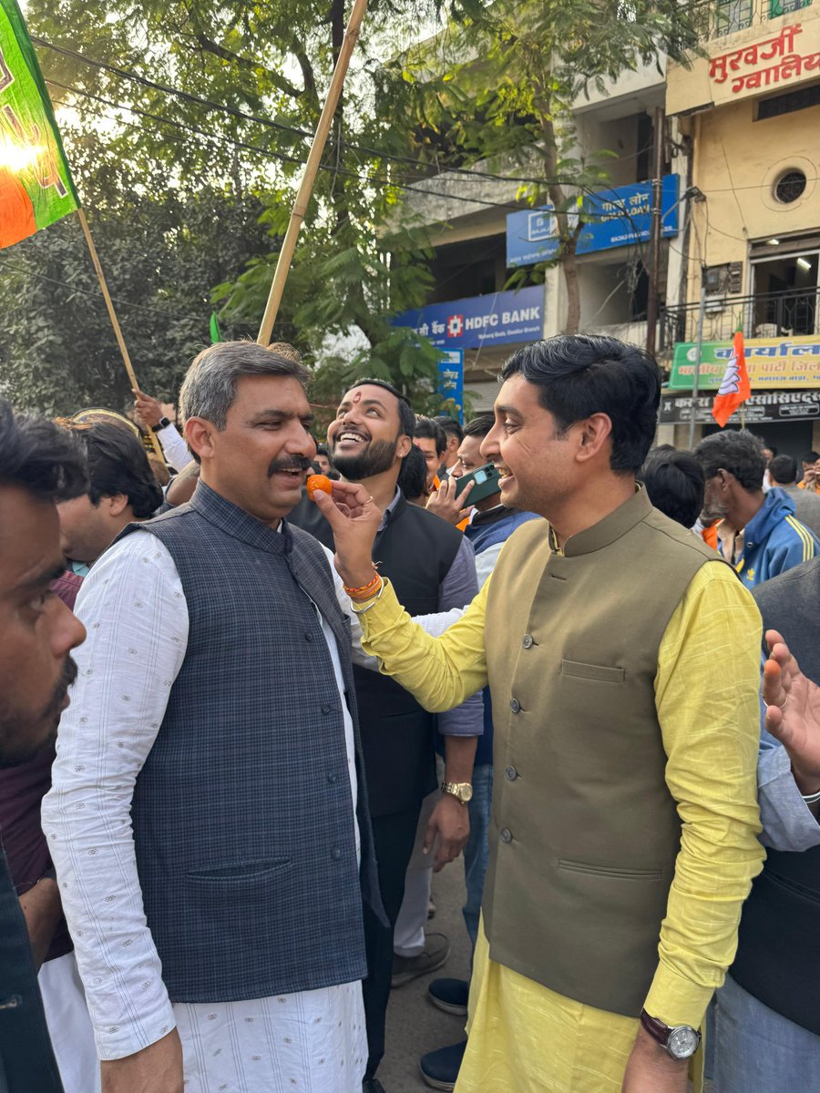 prateektmp's tweet image. बिहार विधानसभा चुनाव में भारतीय जनता पार्टी NDA की ऐतिहासिक विजय के अवसर पर आज मुख़र्जी भवन,भाजपा कार्यालय पर सभी कार्यकर्ताओं ने विजय उत्सव मनाकर मिष्ठान वितरण किया 

📍ग्वालियर 
@narendramodi @AmitShah @dpradhanbjp @shivprakashbjp @HitanandSharma @blsanthosh