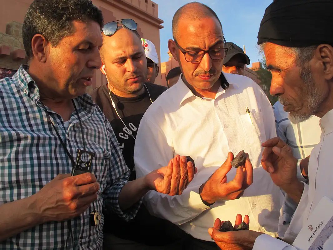 MarioNawfal's tweet photo. 🇲🇦 MOROCCO’S METEORITE MADNESS: SPACE ROCKS ARE THE NEW GOLD RUSH

Forget oil, forget gold, in Morocco, the real hustle is meteorites.

When a fireball crashes into the Moroccan desert, it suddenly turns into Mad Max with magnets, hundreds of locals, traders, and shepherds sprinting into the dunes chasing chunks of Mars and the Moon.

Why? Because one tiny piece can sell for more than your rent. A gram of Martian rock goes for $1,000, yes, per gram. Lunar stuff? $100 a gram. Eat your heart out, crypto bros.

Morocco’s laws are basically: finders keepers (as long as you register it). Meanwhile, other countries are still debating if rocks are real.

While fossil shop owners and desert hustlers strike gold, some unlucky hunters are still chasing tips from shepherds and hoping their magnet starts buzzing.

Meteorites: now officially more stable than your 401(k).

Source: Bloomberg