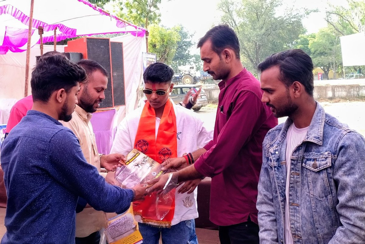 Deepakguptaa01's tweet image. छतरपुर मध्यप्रदेश की बेटी भारतीय महिला क्रिकेट टीम की तेज गेंदबाज विश्व विजेता क्रांति गोंड जी का अखिल भारतीय विद्यार्थी परिषद छतरपुर के कार्यकर्ताओं ने उनके घर पहुंचकर सम्मान किया गया।
#ABVPMahakoshal