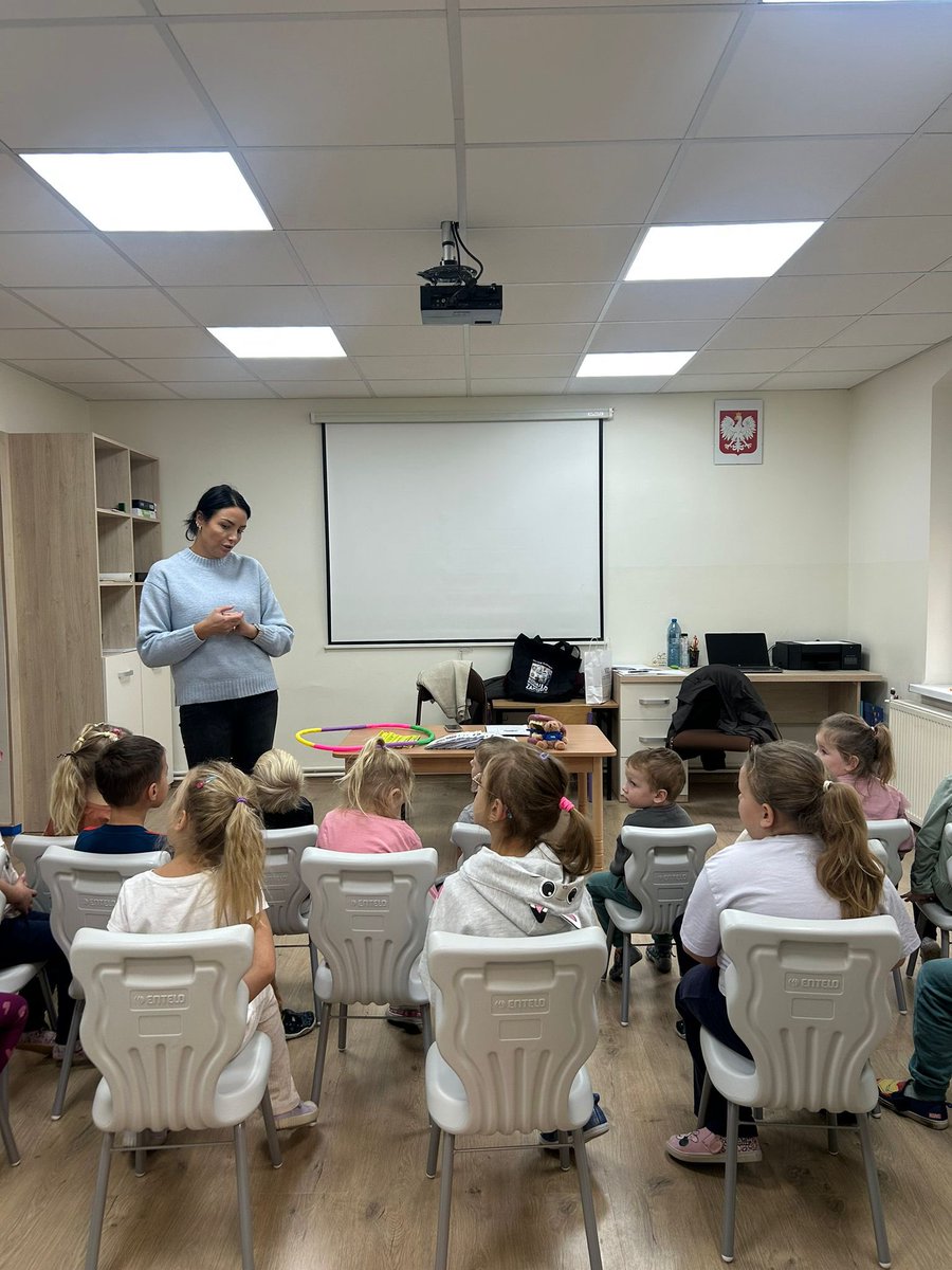 Dzisiaj nasi doradcy ds. profilaktyki zaparkowali w Ciosańcu. 

🌿 Rozmawialiśmy z dziećmi o aktywności fizycznej, zdrowym jedzeniu i dbaniu o siebie na co dzień. Niesamowita energia i mądre pytania! 💚👧🧒 #Zdrowie #Edukacja <a href="/martaa_cal/">Marta Cal</a> <a href="/Agniesz49257822/">Agnieszka Jarząbek profilaktyka Lubuski NFZ</a> <a href="/NFZ_GOV_PL/">Narodowy Fundusz Zdrowia</a>