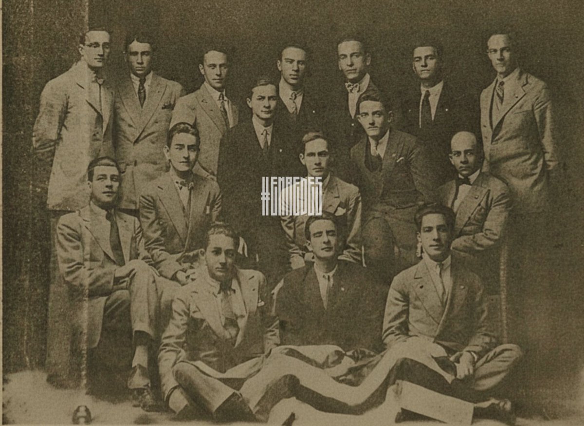 ¡HOY HACE 112 AÑOS NACÍA EL DIM! 🔵🔴

El 13 de noviembre de 1913, Alberto Uribe Piedrahíta encendió un sueño que contagió a sus hermanos y a 17 antioqueños más. Un día después nació el Medellín Football Club, desde la vieja Cancha de los Belgas, entre montañas, pasión y orgullo.