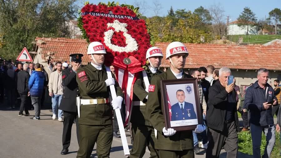 AliATILGAN's tweet photo. Gürcistan’da Türk Silahlı Kuvvetleri’ne (TSK) ait C-130 kargo uçağının düşmesi sonucu şehit olan Hv. Uçk. Bkm. Asb. Bçvş. İlker Aykut, memleketi Muratlı’nın Kırkkepenekli Mahallesi’nde düzenlenen törenle ebediyete uğurladık. 

Cenab-ı Hak mekânını cennet, makamını âlî eylesin. https://t.co/9wEgIJOMuc