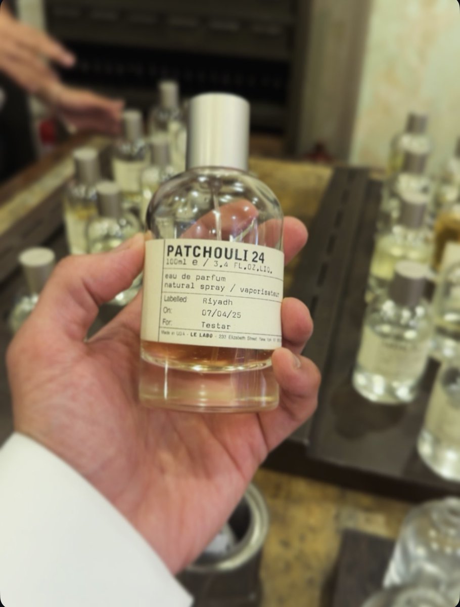 الجميل Patchouli 24 Le Labo

من العطور التي تأتي بطابع مدخن بلمسات جلدية والاخشاب مع حضور جميل للباتشولي وقاعدة دافئة خشبية والفانيلا 👌

من اصدار 2006 ولايزال من ايقونات عطور الباتشولي ✨

#رابطة_عشاق_العطور