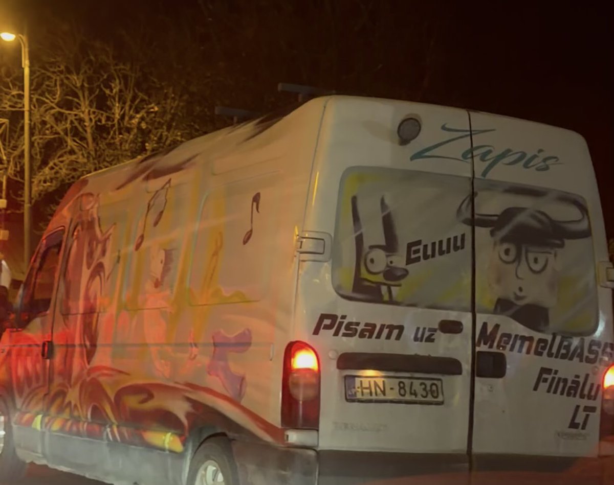 Hey <a href="/Valsts_policija/">Valsts policija</a> 

Šis šoferītis nav pats spilgtākais krītiņš kastītē. Tā mūzika, kas skan no tā busa manuprāt pat legāli nav pieejama. 🔞
Par braukšanu sīkums, nekas traks.