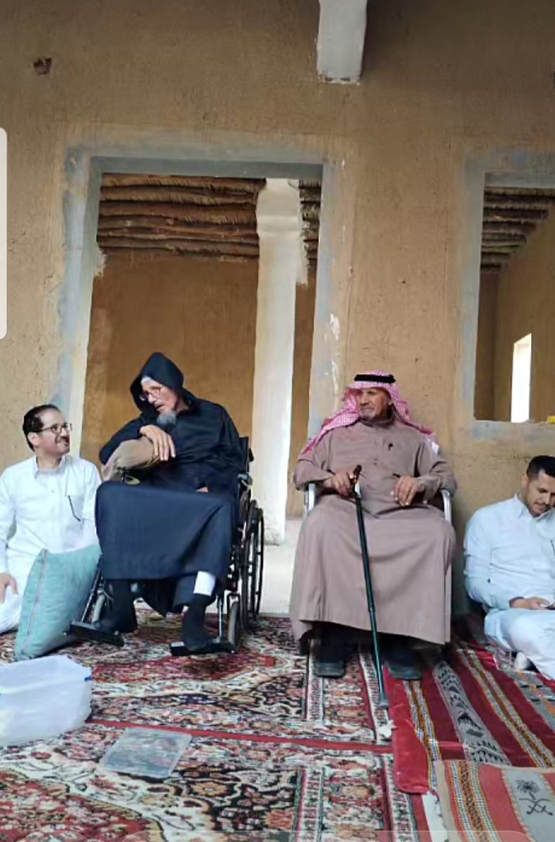 اعمامي محمد واحمد في دار والدهم جدي عبدالمحسن الله يرحمه بعد القرب من الانتهاء من إعادة ترميمه اليوم الجمعه في ام حزم شمالية  #جلاجل