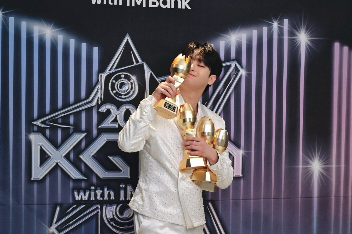 ChanWonOfficial's tweet photo. 🏆 2025 코리아 그랜드 뮤직 어워즈 4관왕 🏆
⠀
베스트 어덜트 컨템포러리, 트렌드 오브 더 이어(트롯),
베스트 아티스트10, 최고 인기상까지
4가지 부문에서 수상한 찬원🌟

찬원의 4관왕을 축하하며🥳
찬스 분들의 뜨거운 사랑에
진심으로 감사드립니다❤️‍🔥

#이찬원 #LeeChanWon 
#KGMA https://t.co/ugoQxaP6Cn