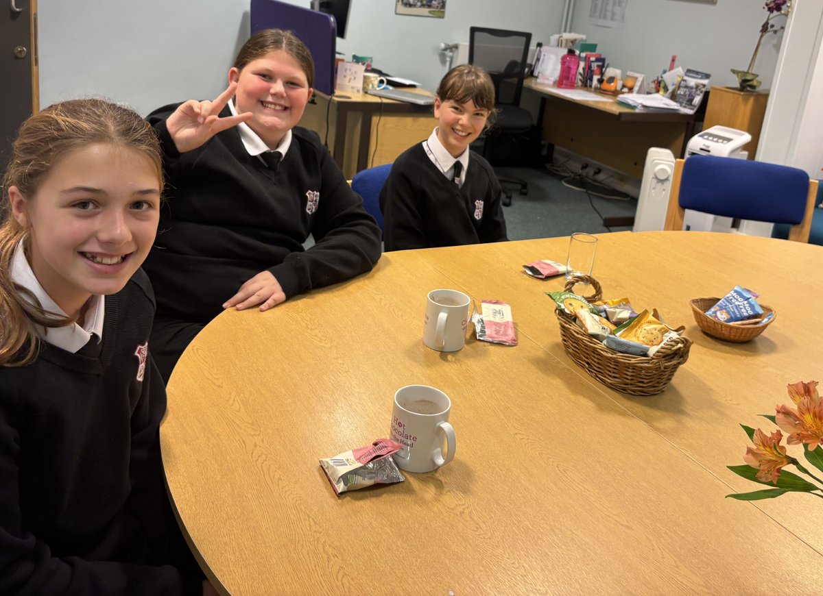 Noadswood_Sch's tweet photo. Miss M had a lovely Hot Choc time with three more super Year 7s, with talk of football, swimming, pets, baking, Golden Tickets &amp; the power of mindful music &amp; drawing. https://t.co/6ANTbsD3Hv