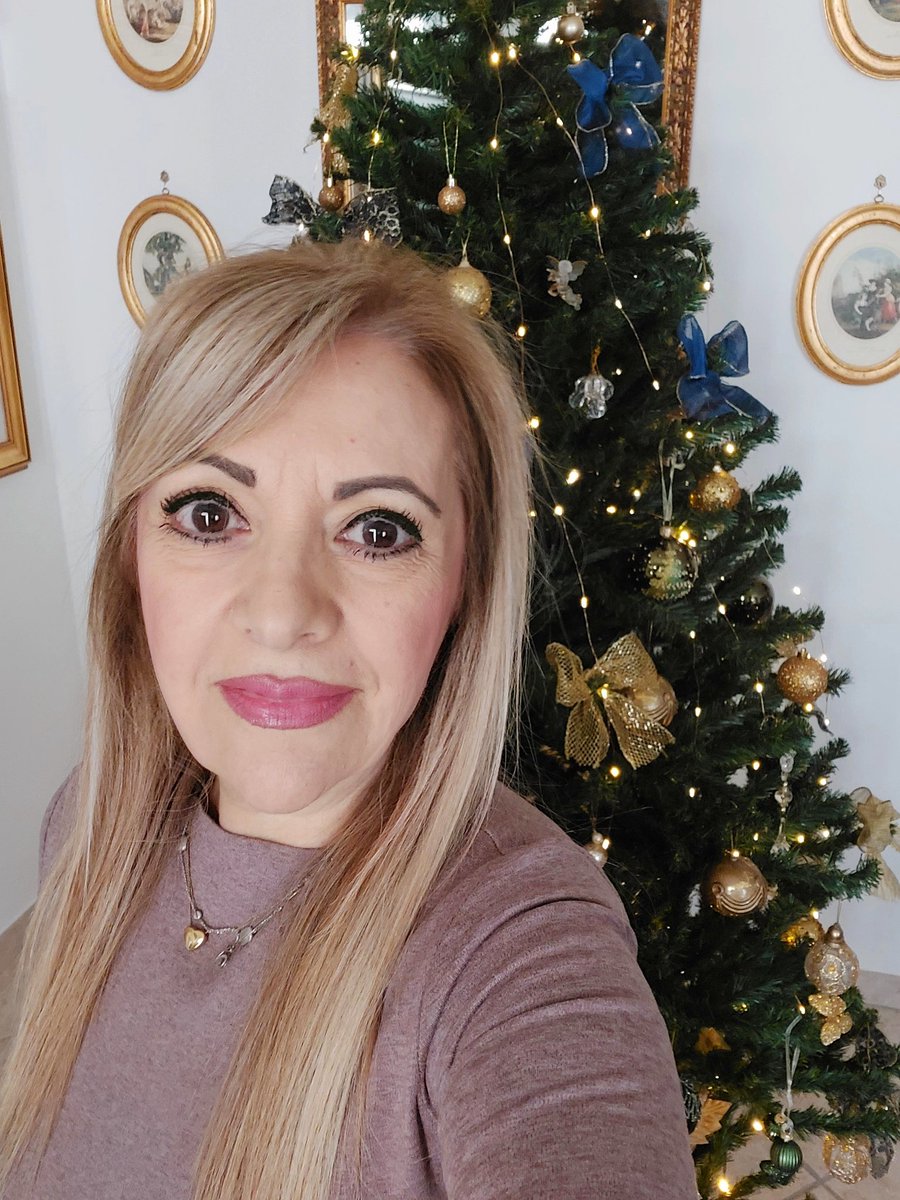 È presto, è vero… ma la magia fa bene all’anima. Per questo mi concedo il piacere di addobbare casa.

#VentagliInLibertà 
#VentagliDiParole

🎄~*