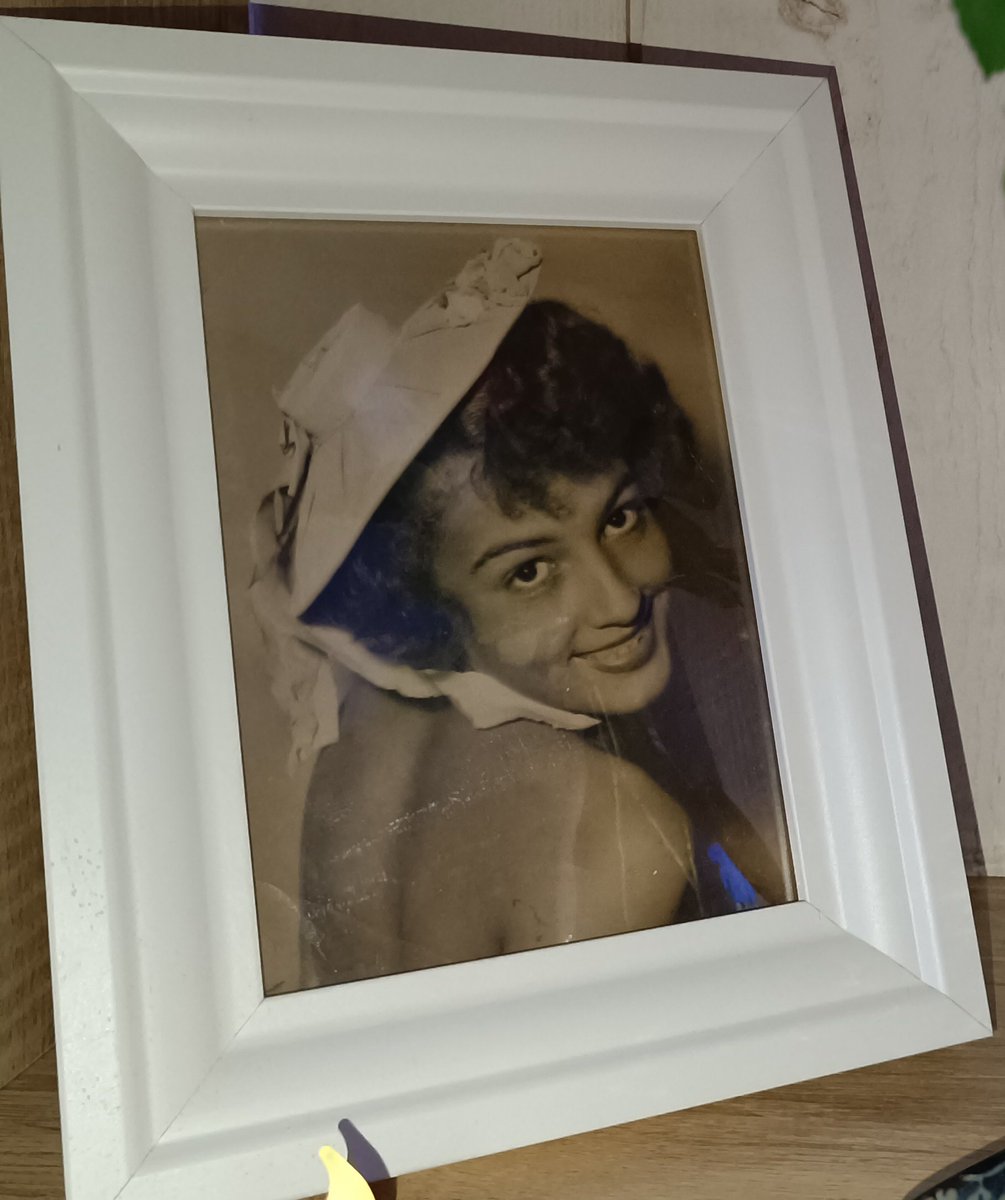 Le 14 novembre 2015, j'étais chez ma mère.
Elle regardait les chaînes info. Ni tristesse, ni haine, elle voyait simplement des images sans les comprendre. Elle était déjà seule dans son monde.
Dans le même mois de l'année suivante, elle est partie sans me reconnaître.
🙏 à tous.