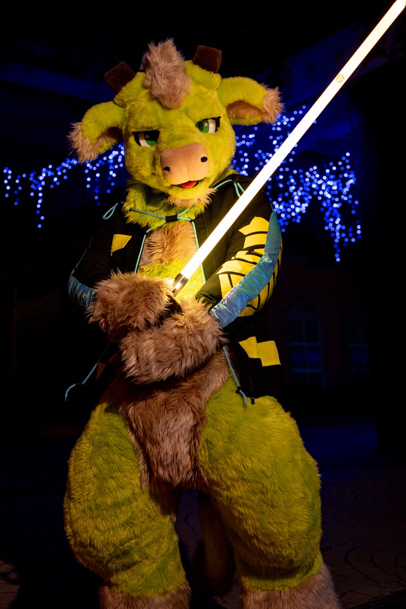 不要看我可愛就覺得我好無威脅
等我掏出武器時你就知道了😈

📸：韜光
🪡：<a href="/KemoTianou/">天偶毛作✨commission close</a>  

#FursuitFriday