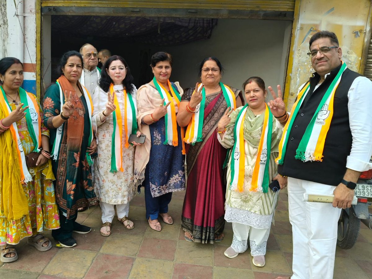 जनता करेगी हिसाब, 
हाथ बदलेगा हालात 

आज दिल्ली नगर निगम उपचुनाव में दीचाऊ कलां वार्ड से कांग्रेस प्रत्याशी श्रीमती रश्मि सिंह के समर्थन में <a href="/DelhiPMC/">Delhi Pradesh Mahila Congress</a> कांग्रेस अध्यक्ष श्रीमति <a href="/PushpaSinghINC/">Pushpa Singh</a> ने प्रचार किया।

#MCDbyElections2025
#HaathBadlegaHalaat