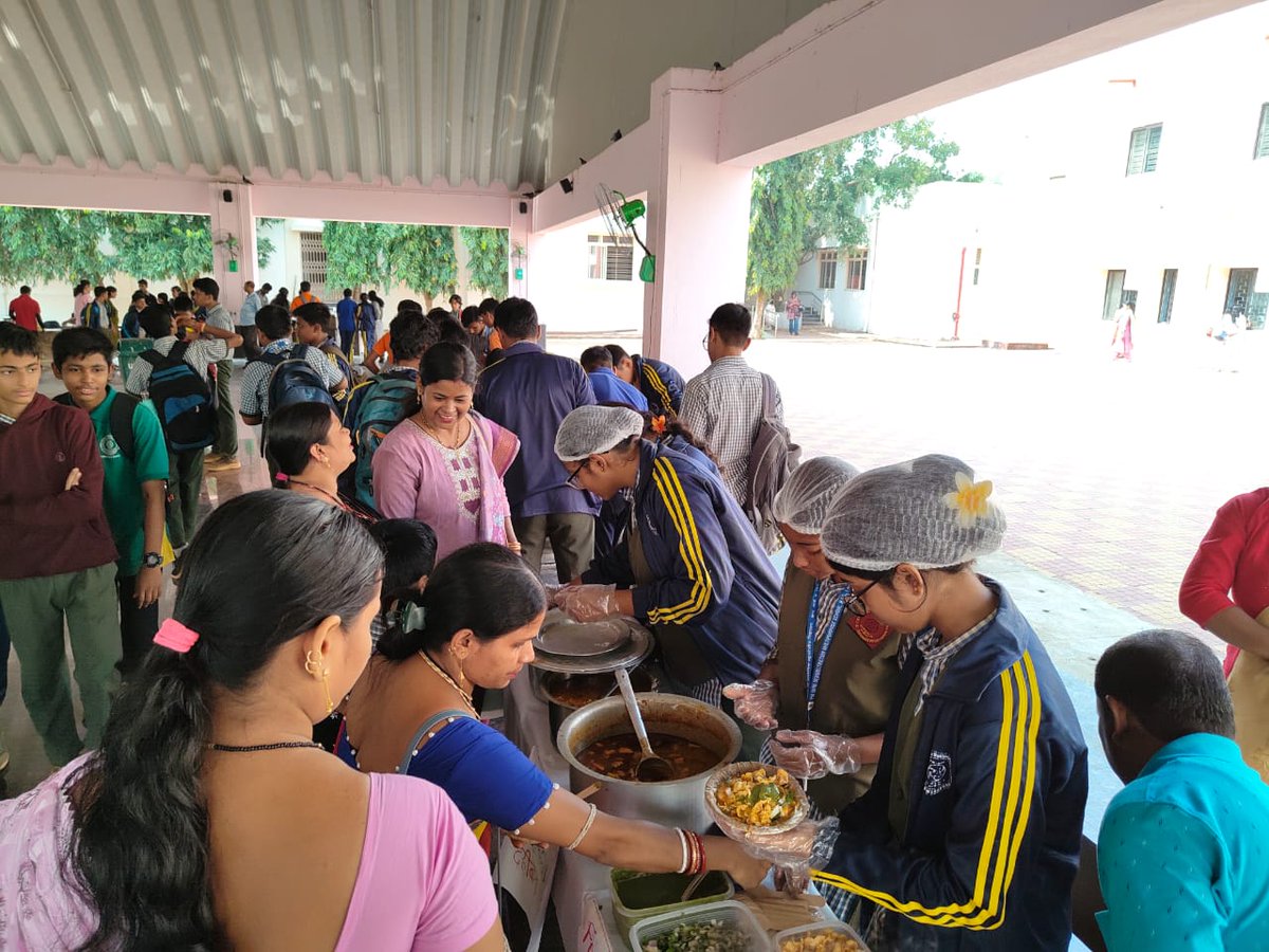 PMShriDMS64BBSR's tweet image. Unplugged 2025 Food Fest brings joyful flavours to our Children’s Day celebration! A day of fun, food, and festive smiles as our young stars explore tasty treats and create sweet memories. #EduMinOfIndia #NCERT #CIET_NCERT #RIEBBSR #PMShriDMSBBSR #FOODFEST #StudentParticipation