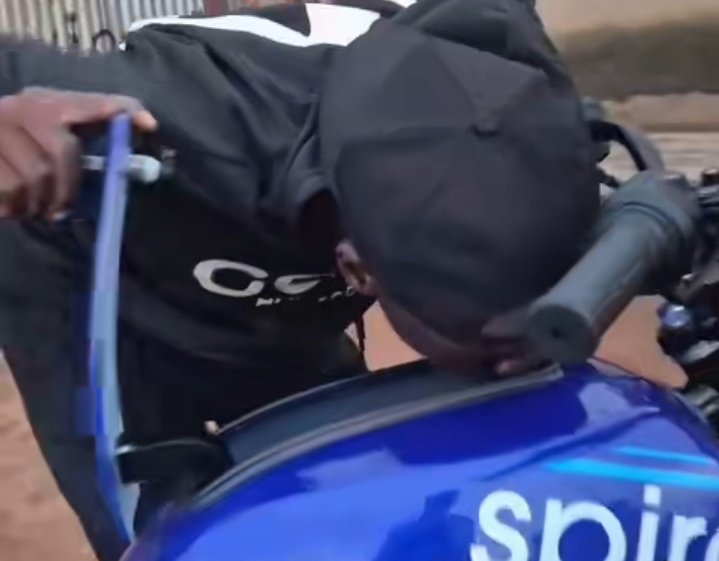 mts__kid's tweet image. Huyu alijaribu kupuliza kumbe shit inafaa  uume ume battery kama makaa ya remote.