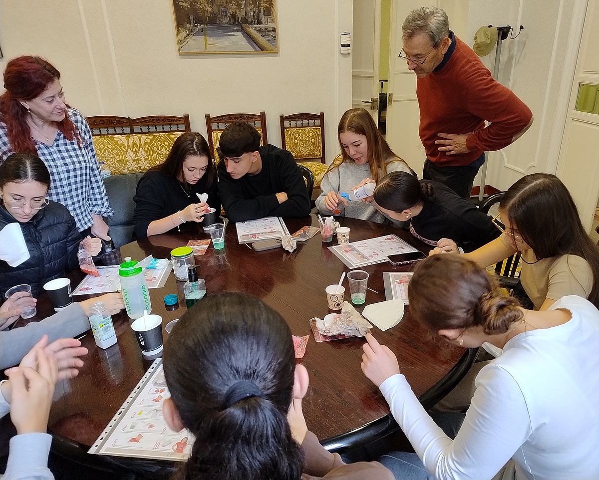 JBHConcepcion's tweet image. Hoy #cafeconciencia dos grupos de bach. del IES Sierra Bermeja. Uno con el Catedrático de Biología Molecular de @UMACiencias M. Ángel Botella. Como se han manipulado plantas y animales hace más de 10.000 años. Hemos extraído el ADN de fresas. Patrocinada por @FDescubre @malaga