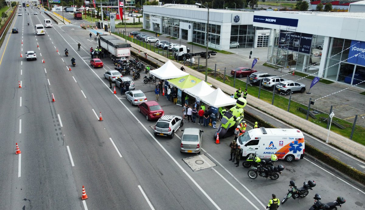 ARMovilidad's tweet photo. 🤝 Como cada viernes de plan éxodo, entidades se unen con un objetivo en común: el bienestar de todos en la vía 🚸

Agradecemos a:
@Accenorte @Ejercito_Div5 @ANI_Colombia @SectorMovilidad @MovilidadCundi @TransitoPolicia @CEMEX_Colombia su compromiso con la seguridad vial. https://t.co/W8LUB2LIO6