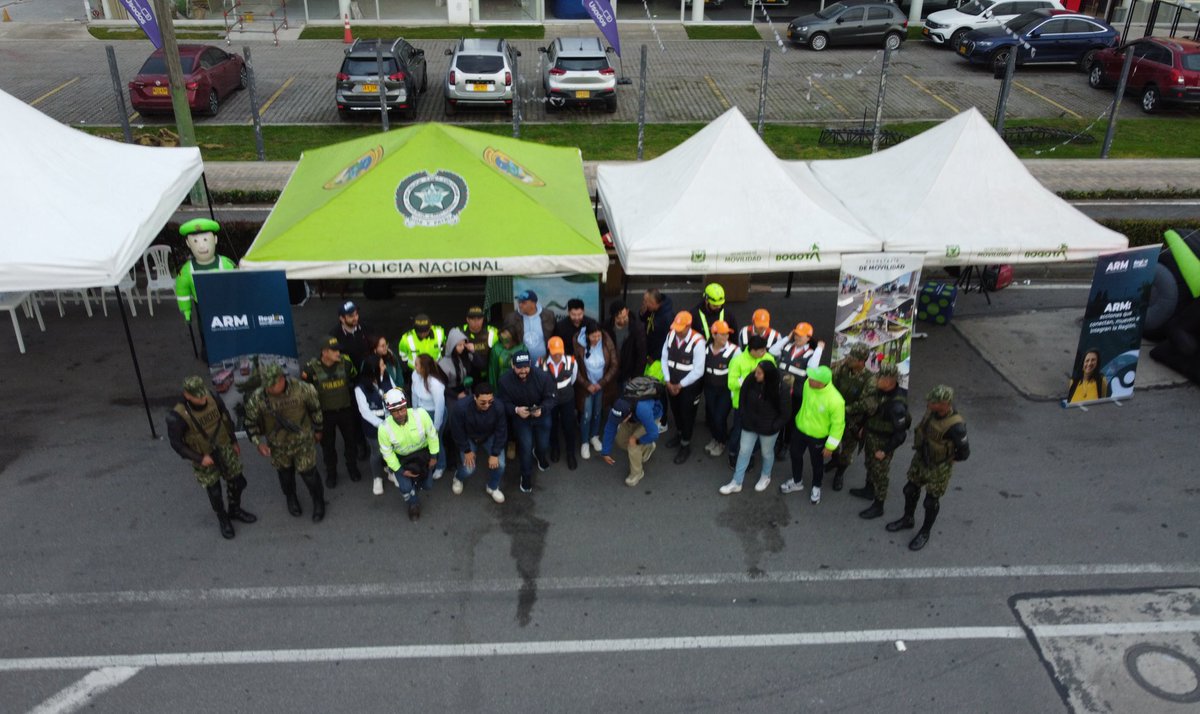 ARMovilidad's tweet photo. 🤝 Como cada viernes de plan éxodo, entidades se unen con un objetivo en común: el bienestar de todos en la vía 🚸

Agradecemos a:
@Accenorte @Ejercito_Div5 @ANI_Colombia @SectorMovilidad @MovilidadCundi @TransitoPolicia @CEMEX_Colombia su compromiso con la seguridad vial. https://t.co/W8LUB2LIO6