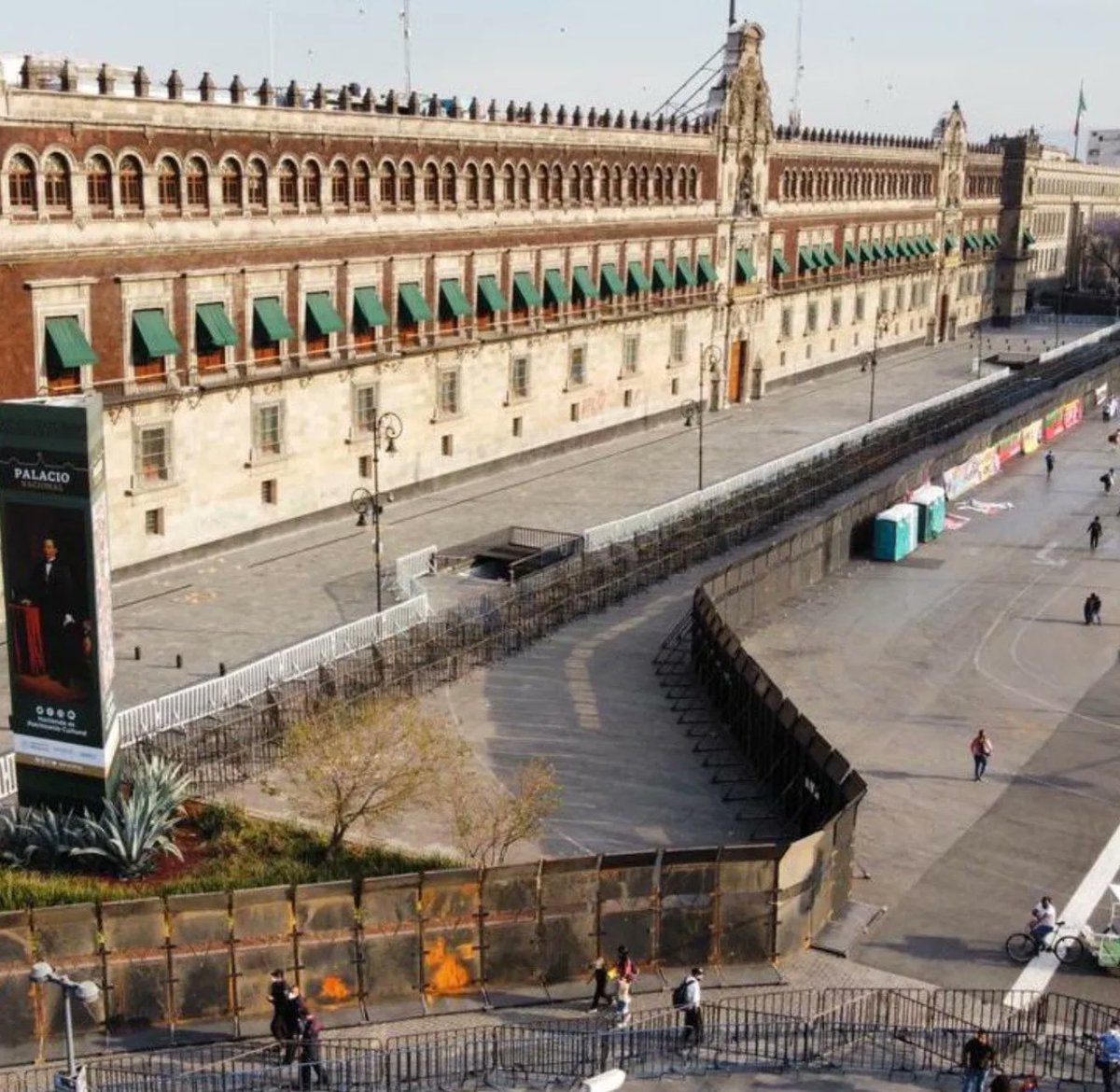 beltrandelrio's tweet image. No recuerdo un solo momento durante los llamados gobiernos neoliberales que se haya cercado de esta manera el Palacio Nacional. 

Si, se supone, este gobierno representa al “pueblo”, ¿cómo explicar esta medida, que ya se volvió costumbre desde 2020?