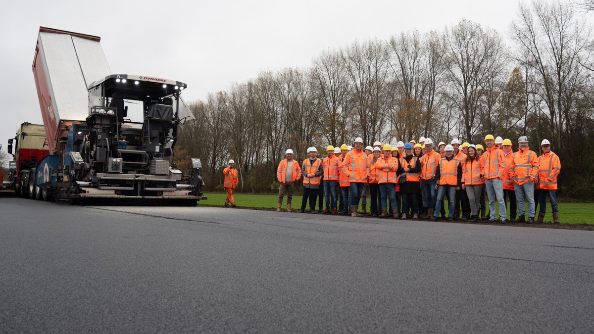 De provincie Drenthe test nieuw, duurzaam asfalt op de N375 bij Meppel. In dit asfalt zit geen fossiele olie, maar een biobased bindmiddel van restmateriaal uit bosbouw, landbouw en papier. Zo stoten we minder CO₂ uit en gebruiken we minder grondstoffen➡️ tinyurl.com/3k9fsmhf