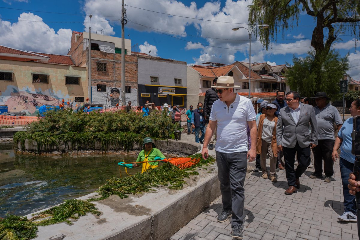 czamoramatute's tweet photo. ¿Sabías que el Parque #ElQuetzal, ubicado en la Calle Ecuador, entre las avenidas Amazonas y República Dominicana, tiene su propia #vertiente naturaleza con #peces? 🐟🌿
👷♂️⛏️ Reubicaremos juegos y basureros, incorporaremos equipos biosaludables, revisaremos los puentes y construiremos un muelle educativo, además de otras mejoras.
Una obra hecha con y para ustedes. Esto es #AmorPorCuenca ❤️💛