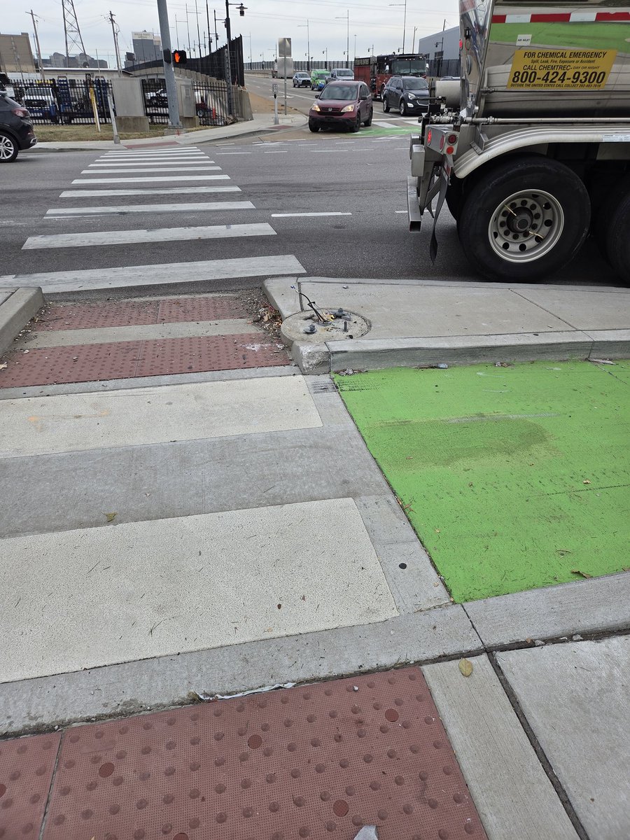 Pedestrian cross button hit and missing (again) at SW corner of Jefferson and Chouteau <a href="/stlcsb/">Citizens' Svc Bureau</a>