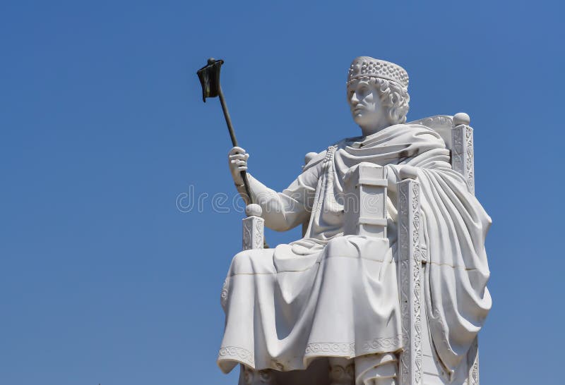 CineHistorico's tweet photo. #TalDíaComoHoy   #CineHistorico.   565. Muere Flavio Pedro Sabacio Justiniano, más conocido como Justiniano I el Grande, emperador del Imperio romano de Oriente o Bizantino desde el 1 de agosto de 527 hasta su muerte,⬇️ ..... https://t.co/yjrcKnb8TC