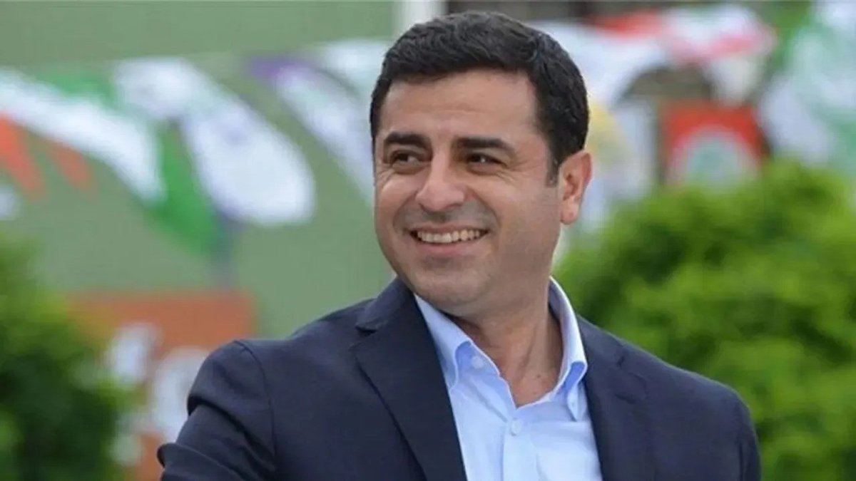 MucadeleGzt's tweet photo. Selahattin Demirtaş’ın isteği gerçekleşiyor Amedspor–Trabzonspor maçı oynanacak!

Selahattin Demirtaş’ın önerdiği kardeşlik maçı hayata geçiyor. Amedspor ve Trabzonspor’un kadın takımları, 22 Kasım’da  saat 14:00'da Diyarbakır Stadyumu’nda kadına yönelik şiddete dikkat çekmek için karşılaşacak.
