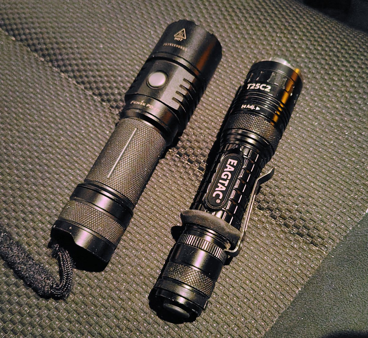 iUCCXndyEli4Lkx's tweet image. 今の持ち物はFenixのPD40と
EAGLETACのライト2本立て🔦
 #edc