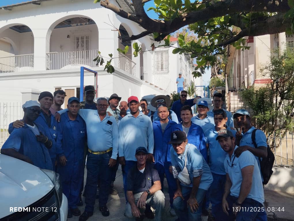 Nuestro torreros, hombres de las alturas e inmenso corazón. Contribuyen a la pronta recuperación del #HuracanMelisa🌀 en el oriente del país.
#GenteQueSuma 
#UnidosXCuba 
<a href="/maykel_qui99995/">Maykel Quintana</a> 
<a href="/AlexSosaAlonso/">Alexis Sosa Alonso</a> 
@DEOIT