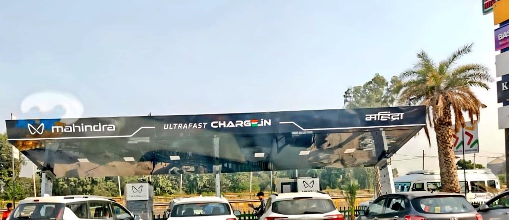 purohit__anuj's tweet photo. Mahindra has set up an EV charging station at Neelkanth Star, Murthal.
It has two 180 kW ultrafast chargers and the experience should be quick and easy.
More stations are expected to come online soon. @mahindraesuvs @AsheeshAroraEV @BunnyPunia @evelectree @EVZindabad @ferrarirules86