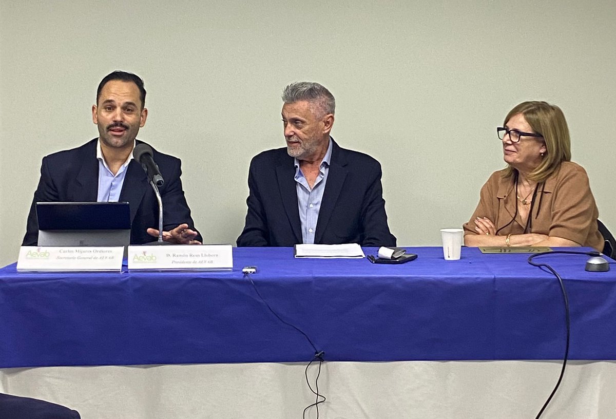 🌱 Dirigim els nostres esforços cap a una mobilitat més sostenible i un model econòmic que redueixi emissions i reforci la competitivitat del sector. 

🔹 El DG d’Economia Circular, Transició Energètica i Canvi Climàtic <a href="/Dviu13/">Diego Víu</a> participa avui a la 45a Assemblea de l’AEVAB, on el