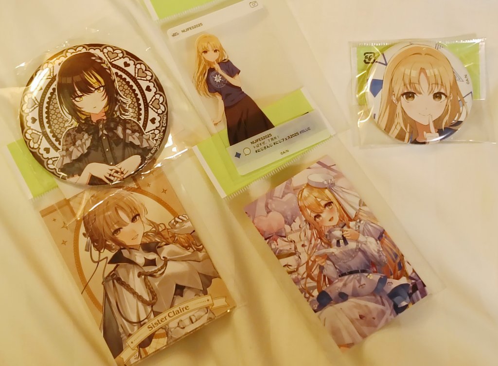 遠征1日目
今日はなんも作業できないので秋葉にてグッズ漁り
ランダムカード系買えたのでかい