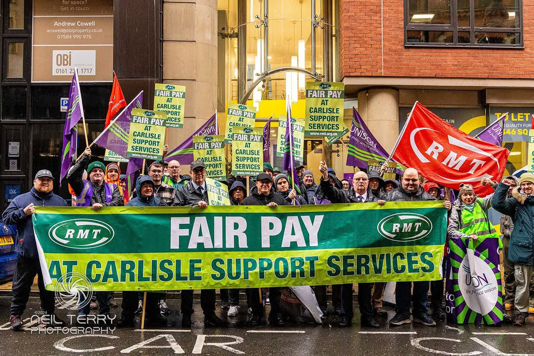 RMT mass picket line in Manchester today.
<a href="/RMTunion/">RMT</a> members working for Carlisle Support Services on the Northern Trains contract are taking industrial action for pay justice.
📸 Neil Terry Photography