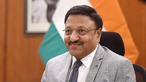 आज गठबंधन वालो को ज्ञानादेश आने के बाद समझ आया कि 
पुराना वाला तो देव मानुष था 😜