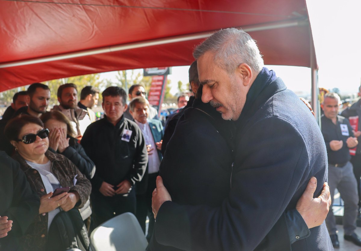 TC_Disisleri's tweet image. Bakanımız @HakanFidan askerî uçağımızın düşmesi sonucu şehit olan Hava Pilot Üsteğmen Cüneyt Kandemir, Hava Uçak Bakım Astsubay Kıdemli Başçavuş Ümit İnce ve Hava Ulaştırma Uzman Çavuş Cem Dolapci için Ahmet Hamdi Akseki Camii&apos;nde düzenlenen cenaze namazına katıldı.…