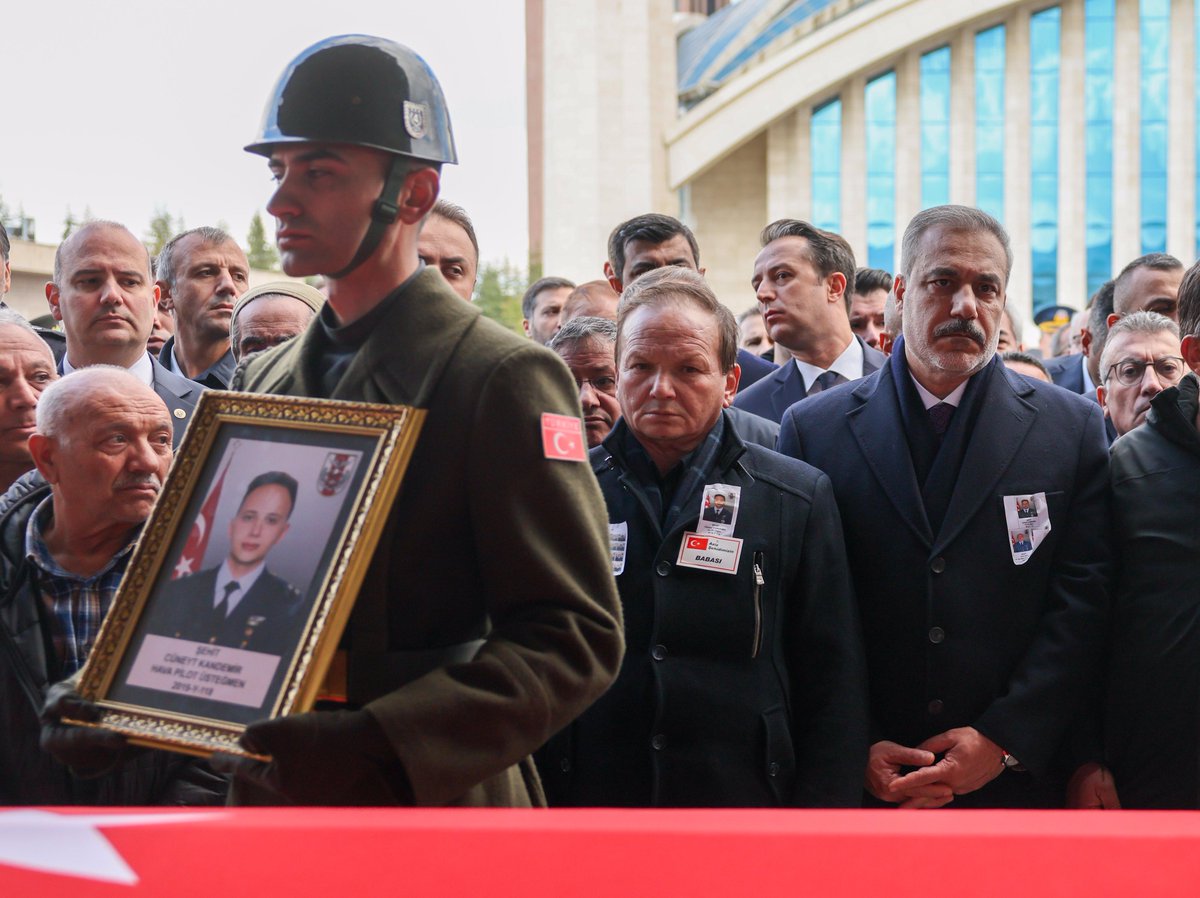 TC_Disisleri's tweet image. Bakanımız @HakanFidan askerî uçağımızın düşmesi sonucu şehit olan Hava Pilot Üsteğmen Cüneyt Kandemir, Hava Uçak Bakım Astsubay Kıdemli Başçavuş Ümit İnce ve Hava Ulaştırma Uzman Çavuş Cem Dolapci için Ahmet Hamdi Akseki Camii&apos;nde düzenlenen cenaze namazına katıldı.…