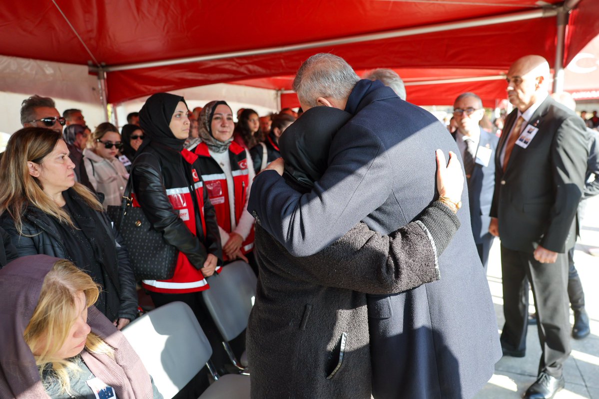 TC_Disisleri's tweet image. Bakanımız @HakanFidan askerî uçağımızın düşmesi sonucu şehit olan Hava Pilot Üsteğmen Cüneyt Kandemir, Hava Uçak Bakım Astsubay Kıdemli Başçavuş Ümit İnce ve Hava Ulaştırma Uzman Çavuş Cem Dolapci için Ahmet Hamdi Akseki Camii&apos;nde düzenlenen cenaze namazına katıldı.…