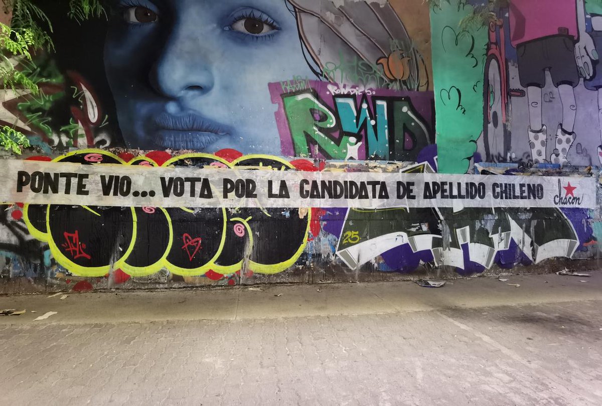 brigadachacon's tweet photo. 🛑Patético ..El cumple feliz de Kaiser a la Matthei,la rosa en el escote y sobre todo el saludo en alemán ..solo les faltó hacer el saludo nazi...
Vamos por una candidata seria ,propositiva y con historia 
#JaraPresidenta 
#JaraEnPrimeraVuelta https://t.co/oIQmpIl2Wh