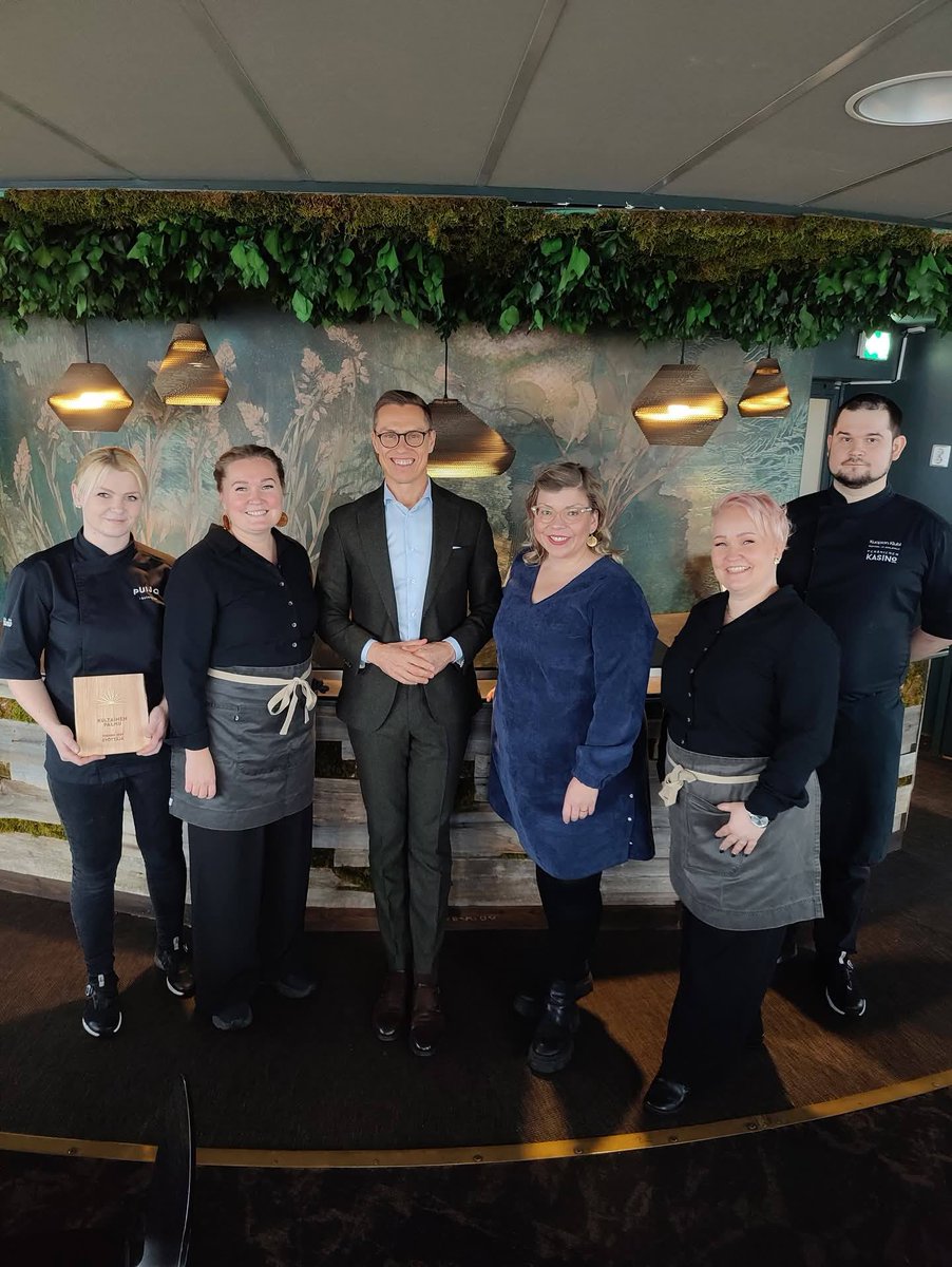 Keskiviikkona saimme Puijon Torniravintolassa kunnian tarjoilla tauon arjen yläpuolella tasavallan presidentille.
Kiireisen aikataulun keskellä presidentti pääsi nauttimaan lähialueen mauista, samalla ihastellen Kuopiota. <a href="/Kuopionkaupunki/">Kuopion kaupunki</a> <a href="/alexstubb/">Alexander Stubb</a>