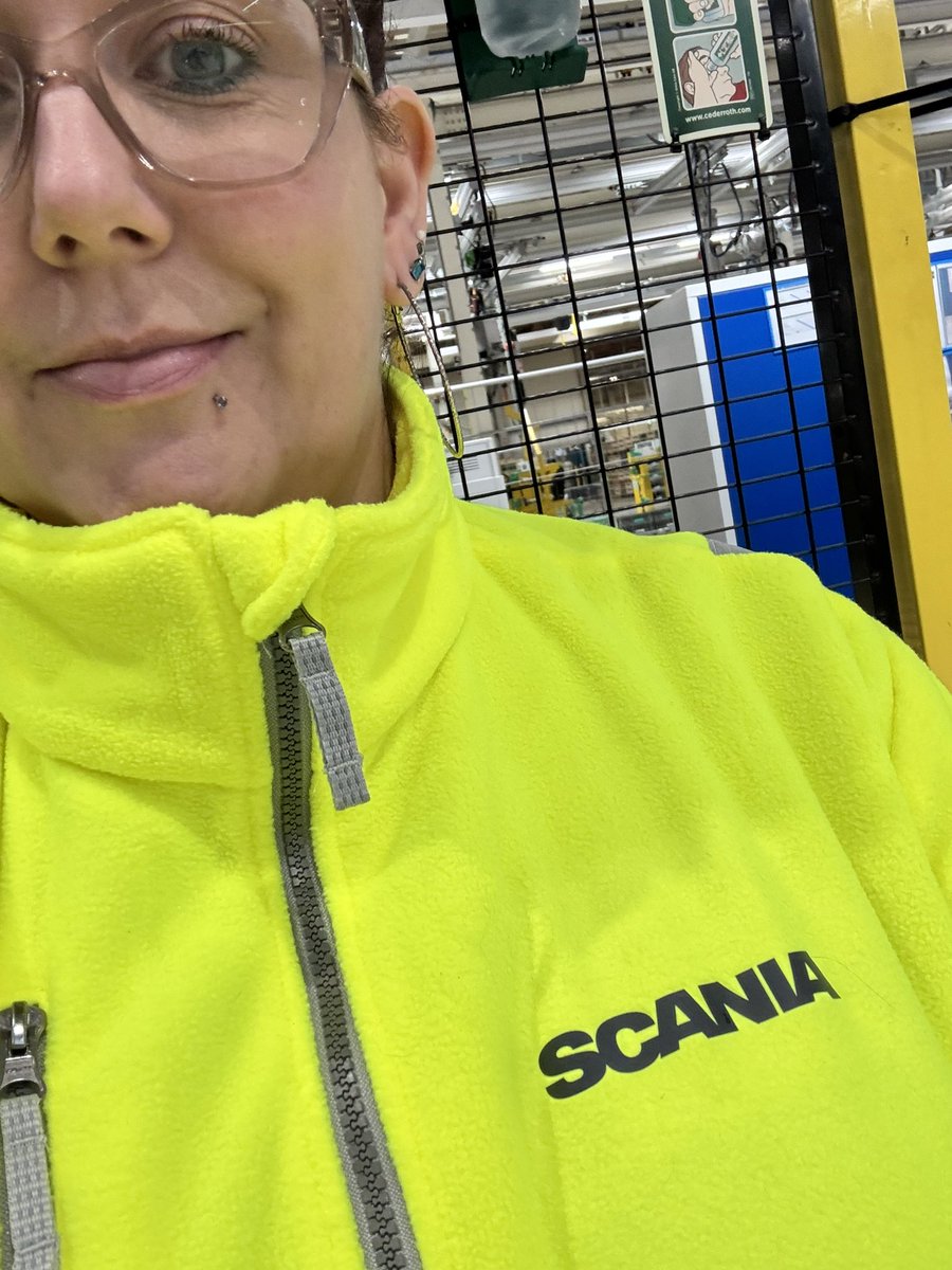 Speldenkussen80's tweet image. Jaa Joe eindelijk vrijdag……tis pisweer buiten dus ik zit hier binnen wel goed en als je jasje dan zo’n mooie kleur heeft ben ik hier gewoon het zonnetje 😅 Nog even een paar uurtjes volmaken en dan een welverdiend weekend! #tgif #bijnaweekend #hanginthere