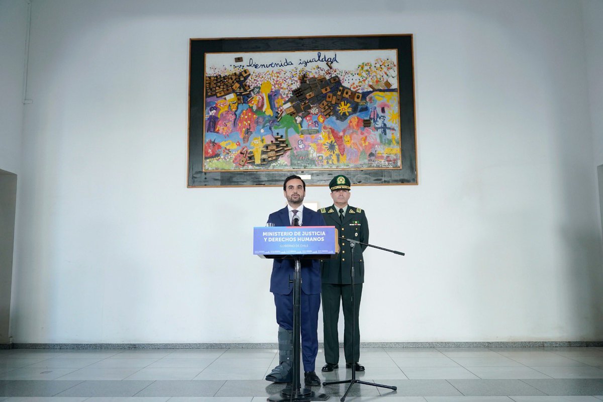 El ministro de Justicia y Derechos Humanos, Jaime Gajardo Falcón, junto al director nacional de <a href="/Gendarmeria_CL/">Gendarmería de Chile</a>, Rubén Pérez Riquelme, confirmaron el ingreso al Centro de Cumplimiento Penitenciario Til Til, exPunta Peuco, del primer interno no sentenciado a condenas por delitos