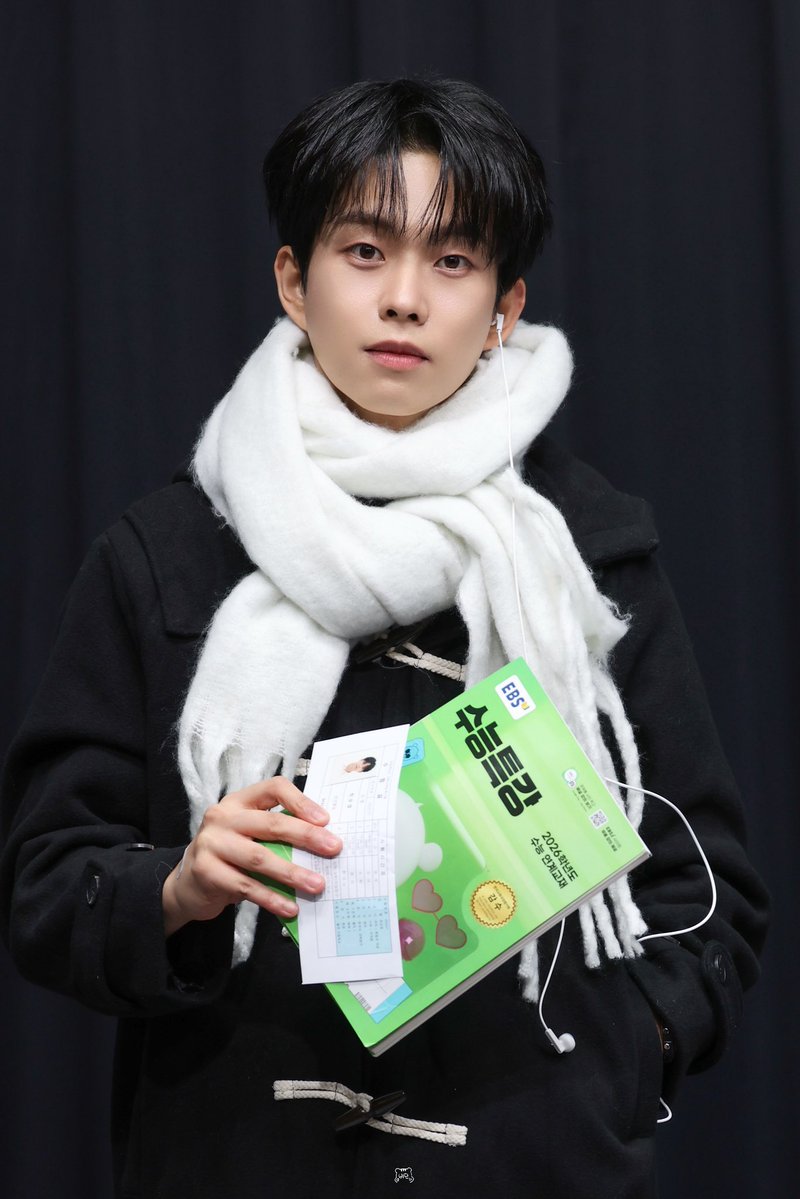 seo_bidan's tweet image. 251114 디마뮤 대면 #최상엽

시험이야 어쨋건 얼굴은 만점 !!! 💯💯

#루시 #상엽 #상엽상엽