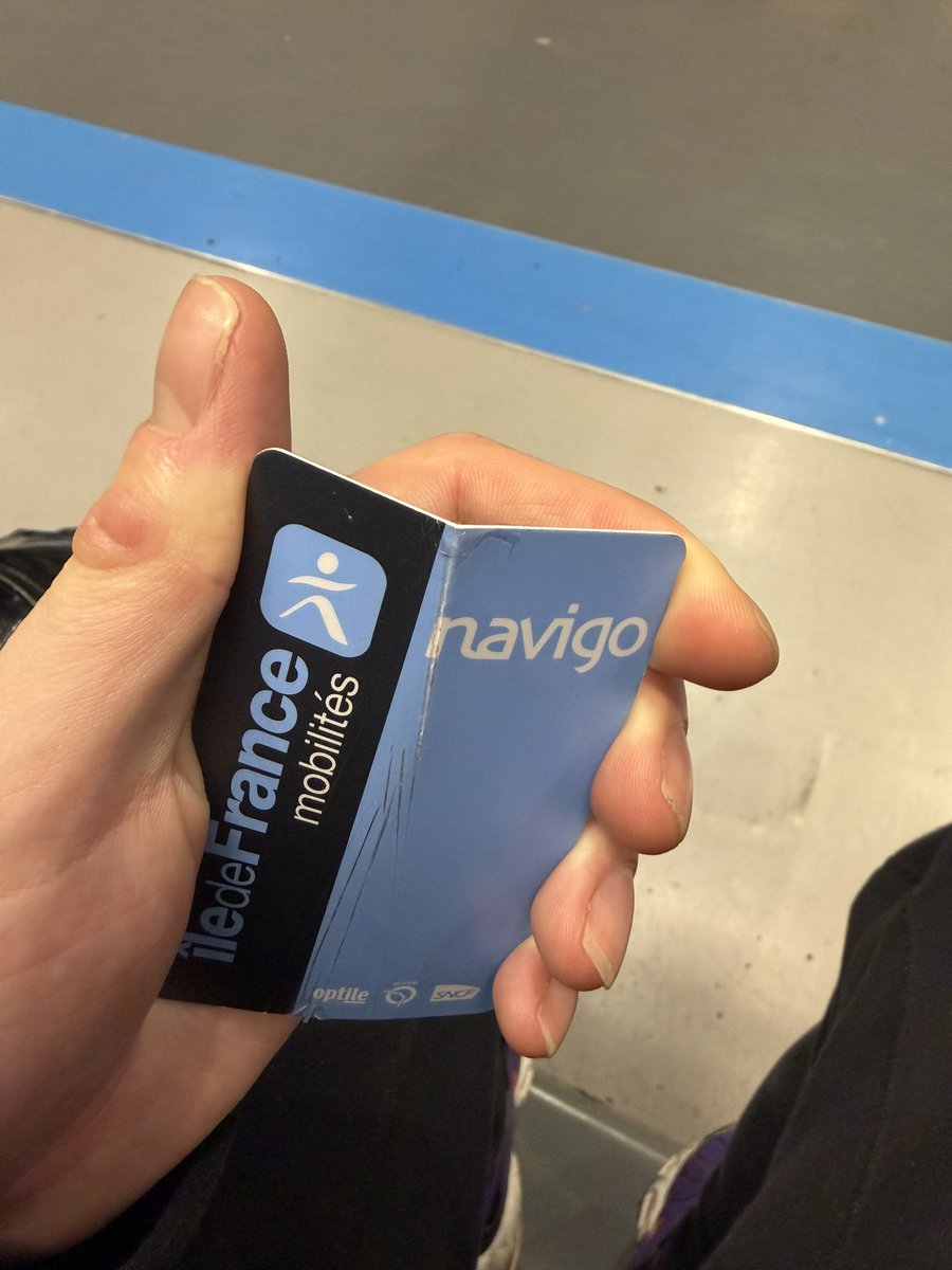 MartinSeys's tweet image. Salut @ClientsRATP @IDFmobilites lors d’un contrôle hier soir, mon copain a oublié de valider son passe navigo (qu’il paie 976.80€ par an) et le contrôleur s’est montré agressif et l’a insulté puis détruit son passe navigo. Tout ça pour une amende à 5 euros. C’est normal ?