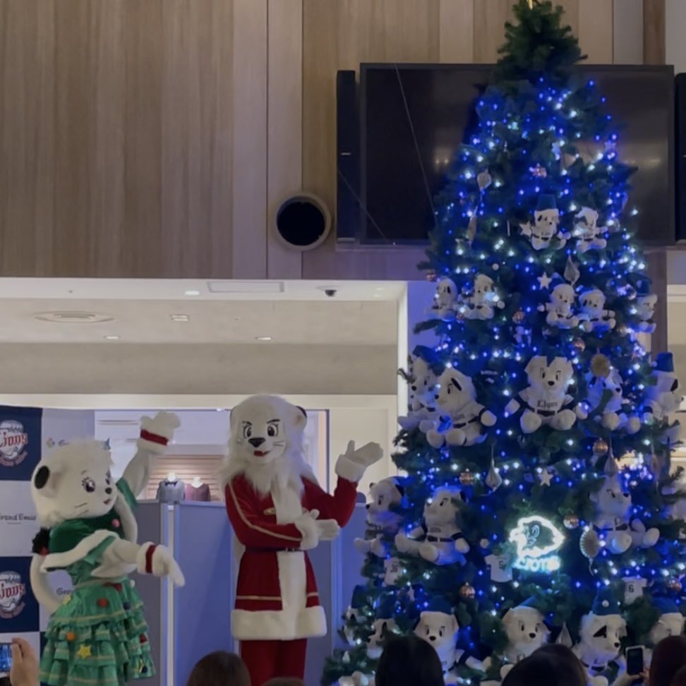 20thmax_nrmla's tweet photo. グランエミオ所沢
レオツリー点灯式🎄

#レオ 
#レオカッコイイ
#ライナ
#ライナかわいい https://t.co/kRAkaAB5Co